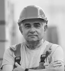 Mitarbeiter mit Helm als zuverlässiger Transportpartner