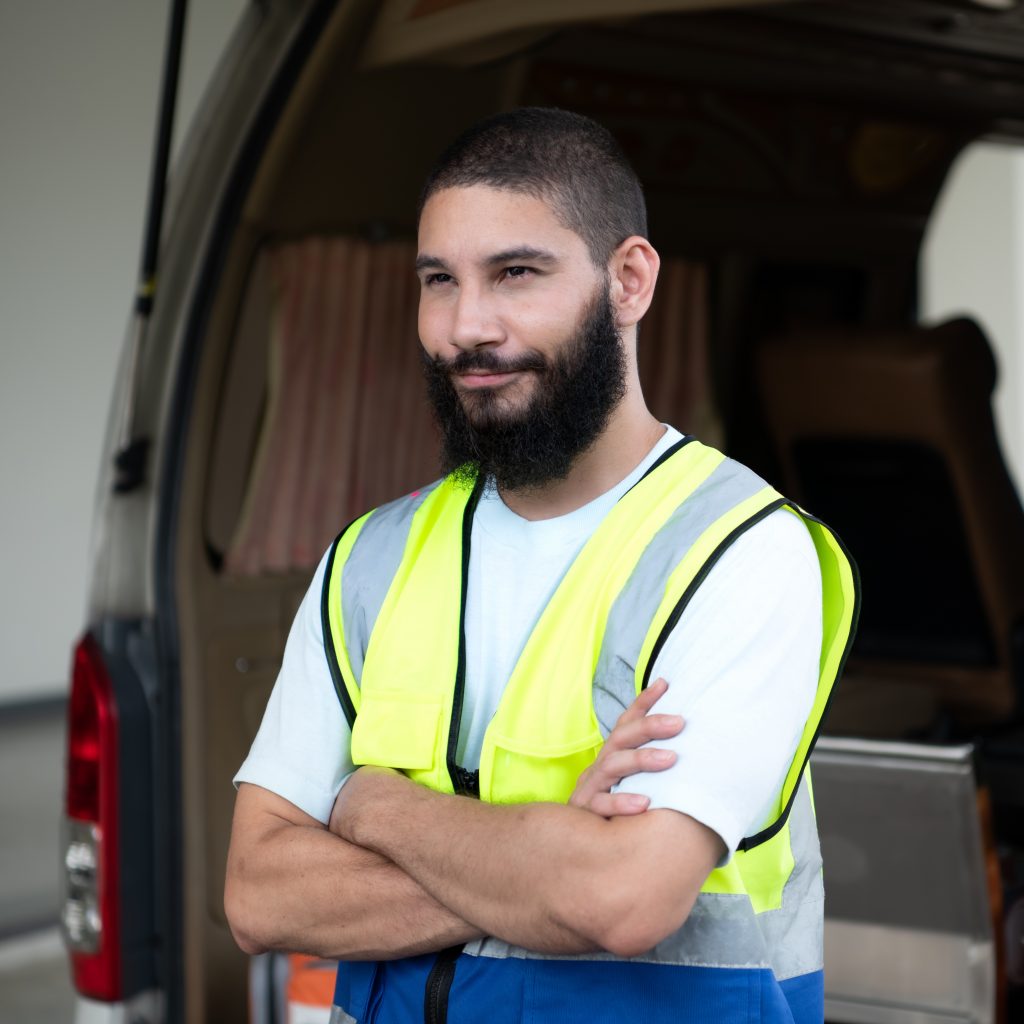 Logistikmitarbeiter der NA Logistik GmbH vor geöffnetem Transporter