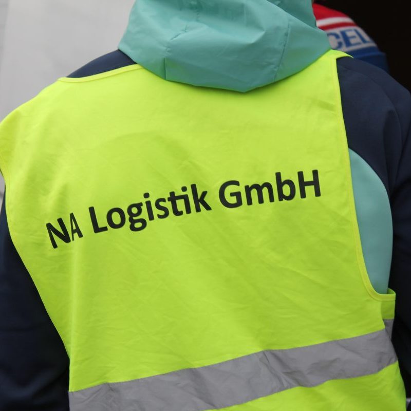 Fahrer der NA Logistik GmbH mit Sicherheitsweste beim Transportservice